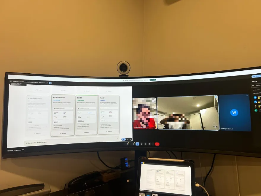 A mesa do Wellington: monitor ultrawide com o encontro ao vivo do Patrimônio na América e o comparativo de corretoras